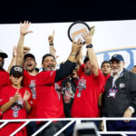 Yoshinobu Yamamoto lanza partido completo y los Dodgers colocan 2-0 su serie ante Brewers